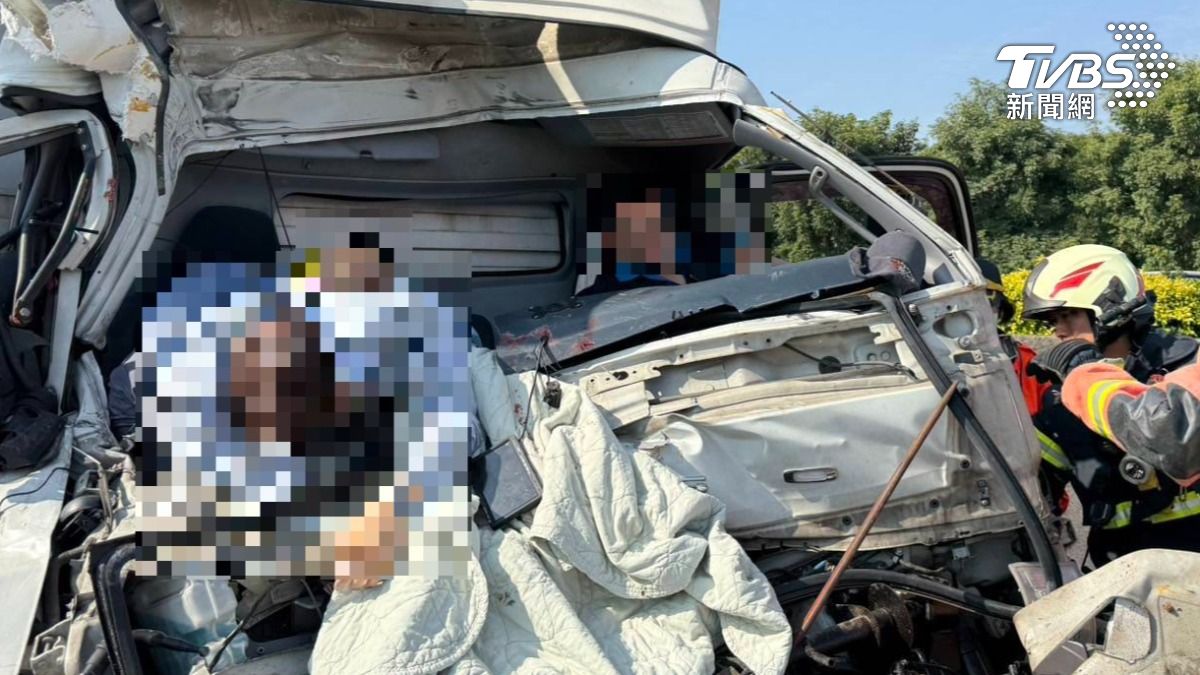 快訊／國1重大車禍！小貨車追撞「車頭被壓扁變形」　2乘客雙亡