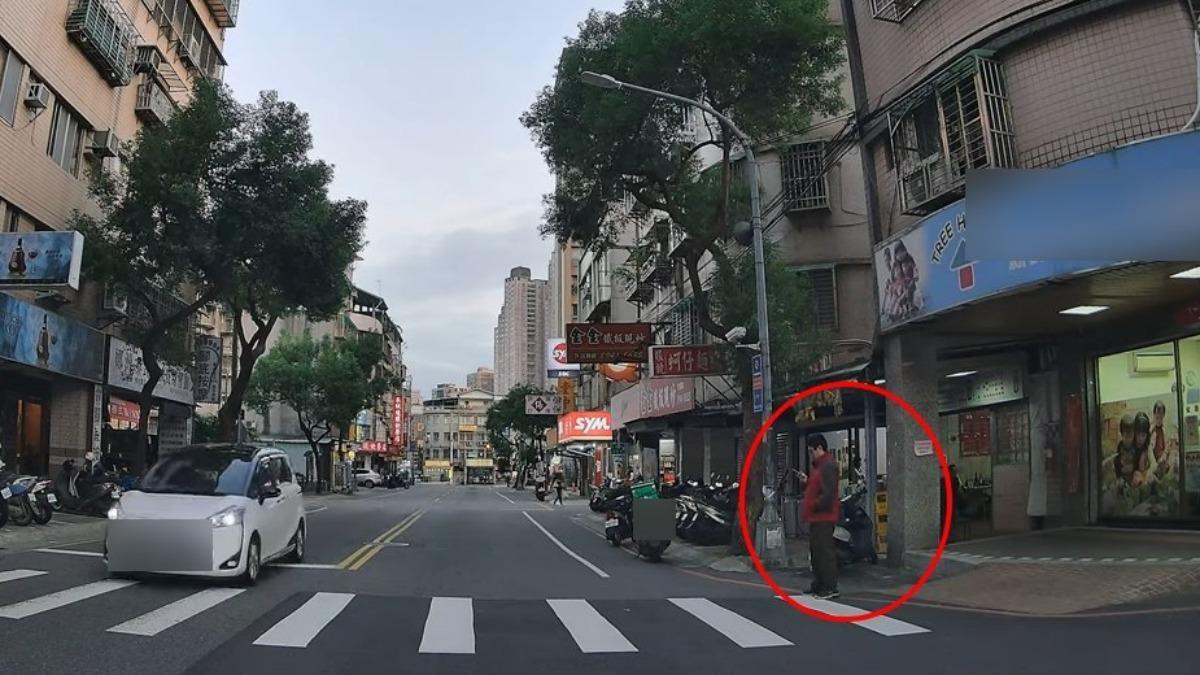 他站斑馬線40秒「滑手機」不過馬路! 駕駛酸:才不會上當