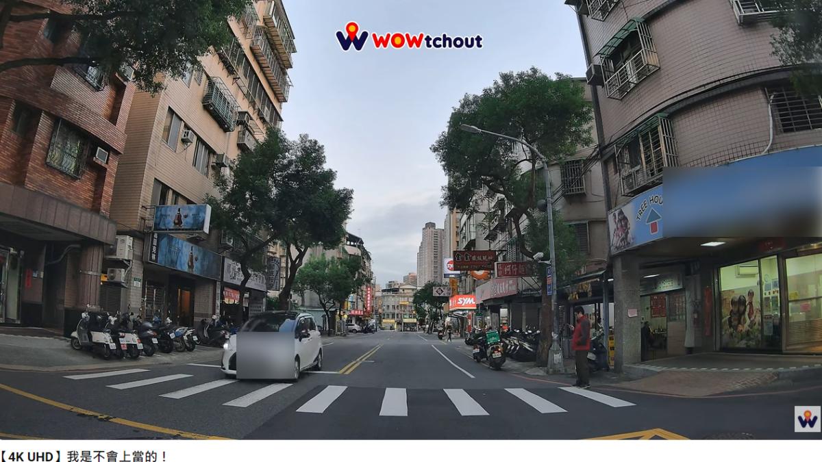 駕駛遲遲未見該路人過馬路。（圖／翻攝自「WoWtchout - 地圖型行車影像分享平台」YouTube）