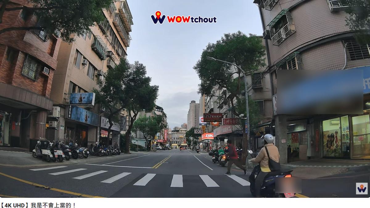 路人過了40秒後才過馬路。（圖／翻攝自「WoWtchout - 地圖型行車影像分享平台」YouTube）