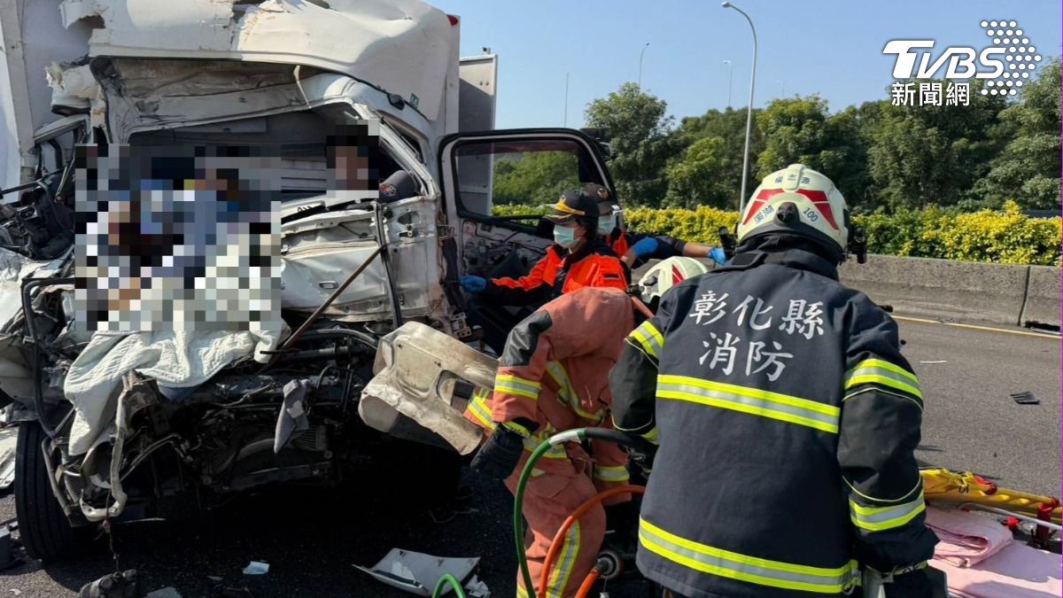 消防人員用破壞剪將人救出。(圖/TVBS)