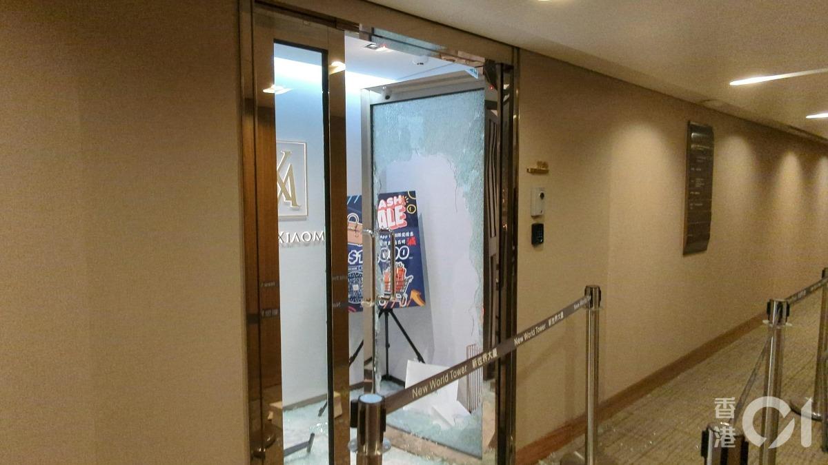 店鋪玻璃門遭竊賊打破，玻璃散落一地。（圖／香港01）
