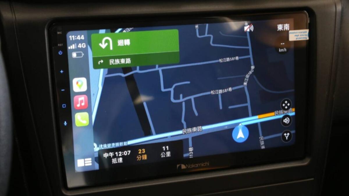 中央配有10吋觸控螢幕,支援Apple CarPlay功能。(圖/東風小康提供)