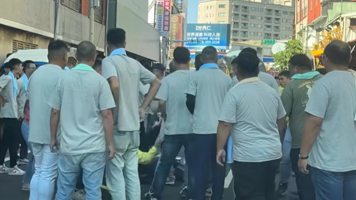 台南廟會激烈衝突 「白衣惡煞」路中央混戰原因曝