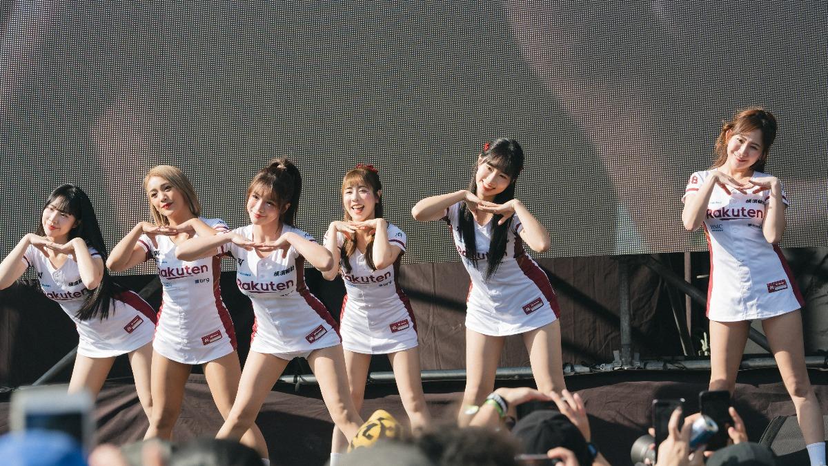 火球祭好猛!樂天女孩清涼登台長這樣 2天吸超過3萬人