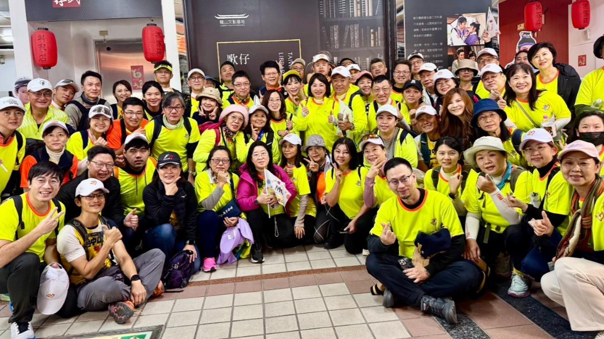 台北出發的隊伍陸續有勇士加入。(圖/公益愛行腳提供)