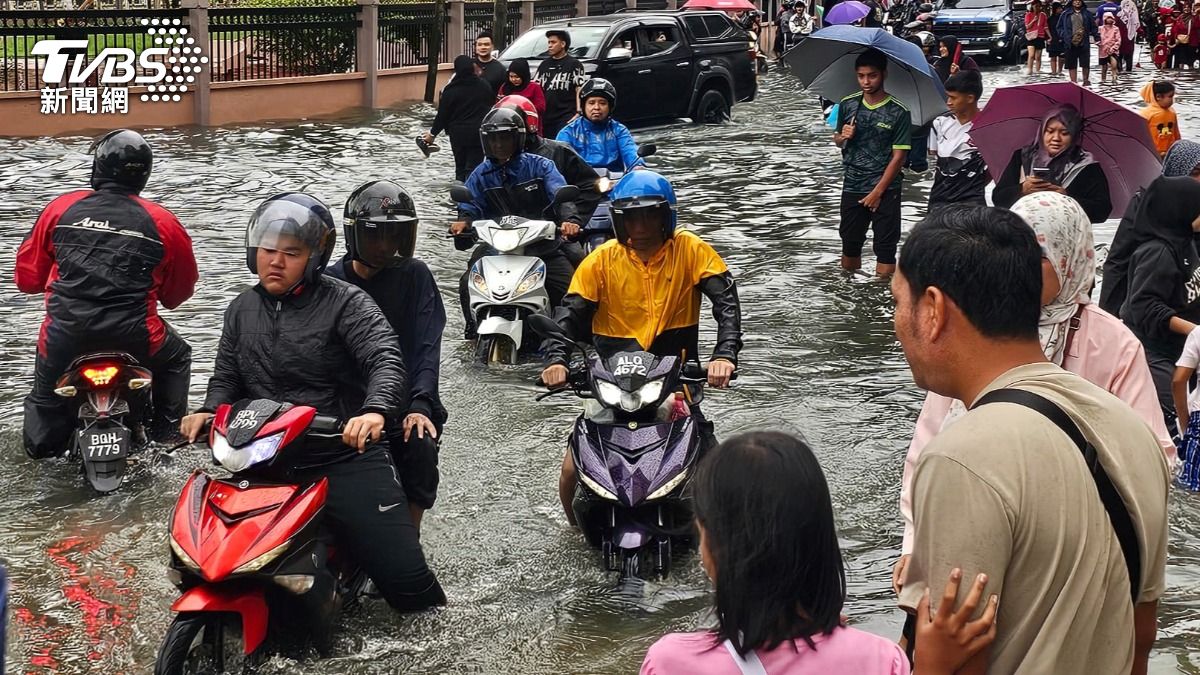 馬來西亞暴雨不斷,水淹超過一個輪胎高。(圖/達志影像美聯社)