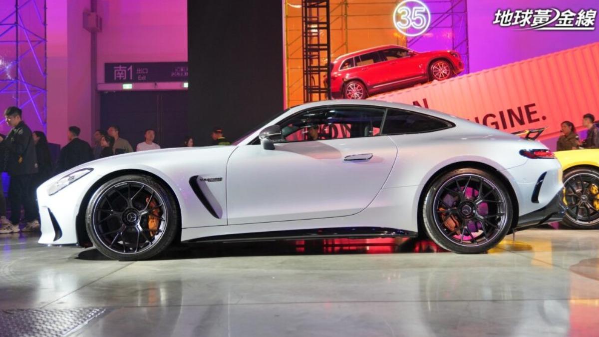 全新Mercedes-AMG GT Coupé採用2+2座設定,替日常使用帶來更高的便利性。(圖/地球黃金線)