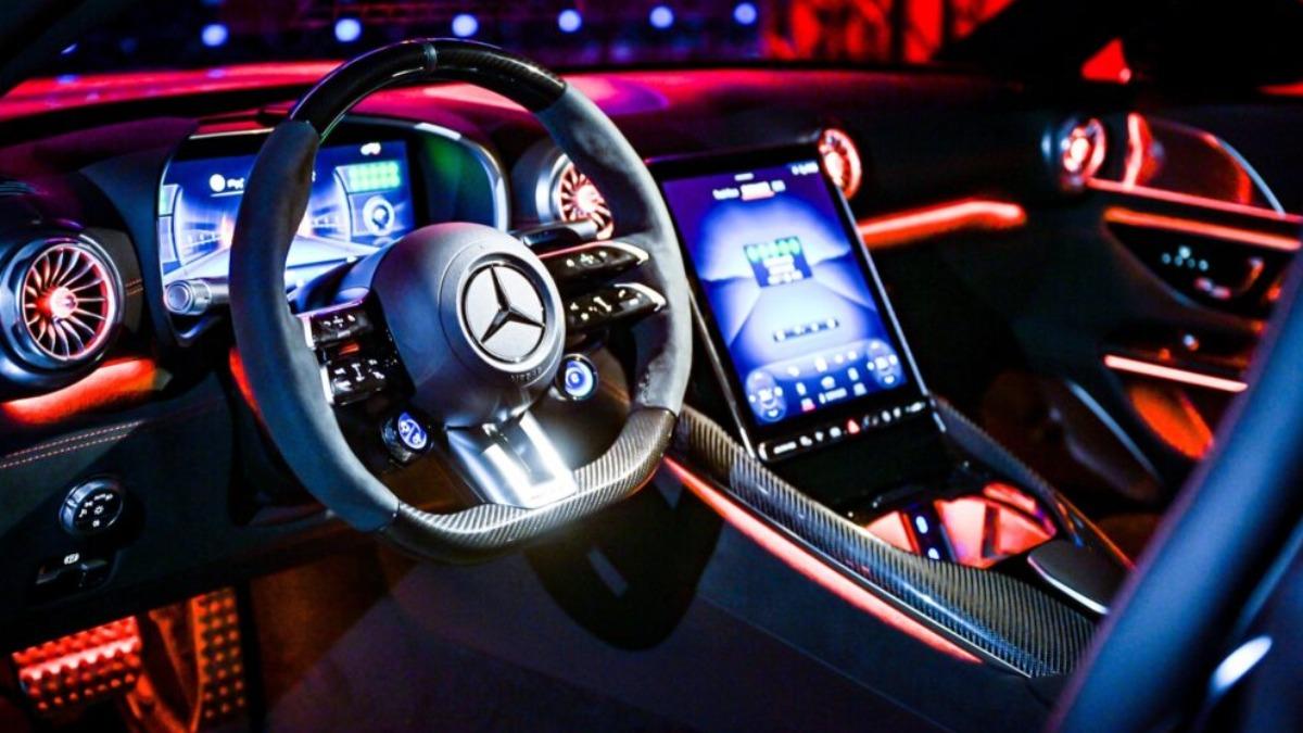 AMG Performance跑車方向盤,搭配旋鈕控制強化賽車氛圍。(圖/M-Benz)