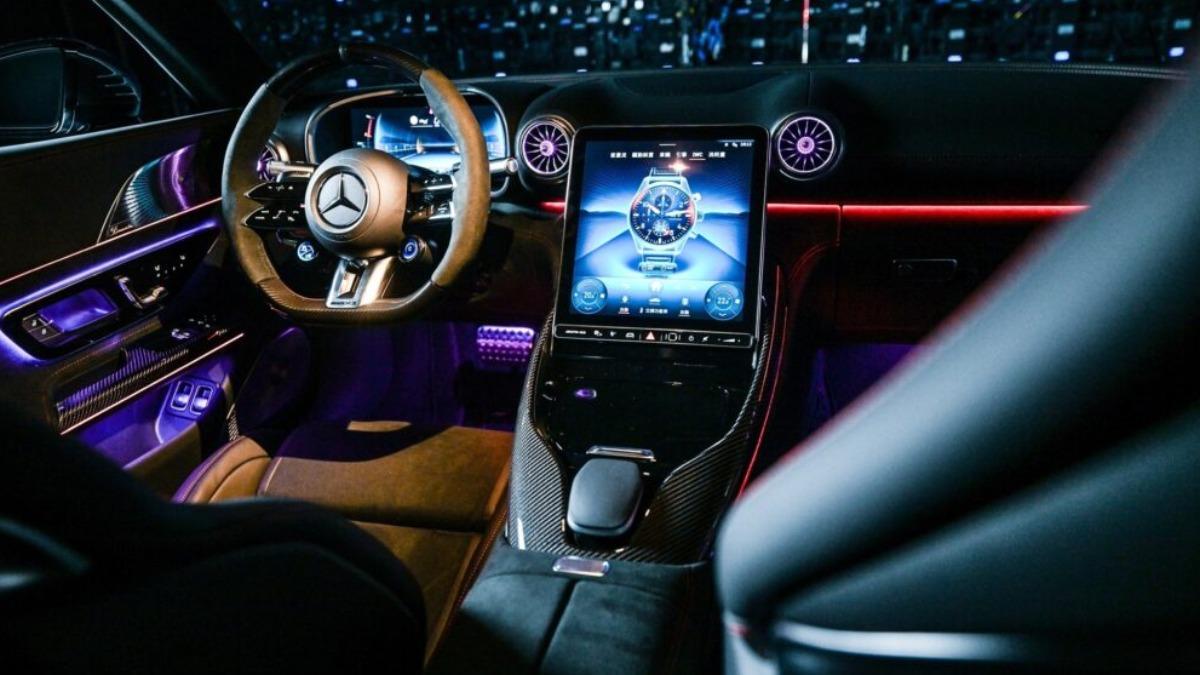 新世代Mercedes-AMG GT Coupé在內裝設計上全面升級,標配12.3吋數位儀表與11.9吋中控螢幕。(圖/M-Benz)