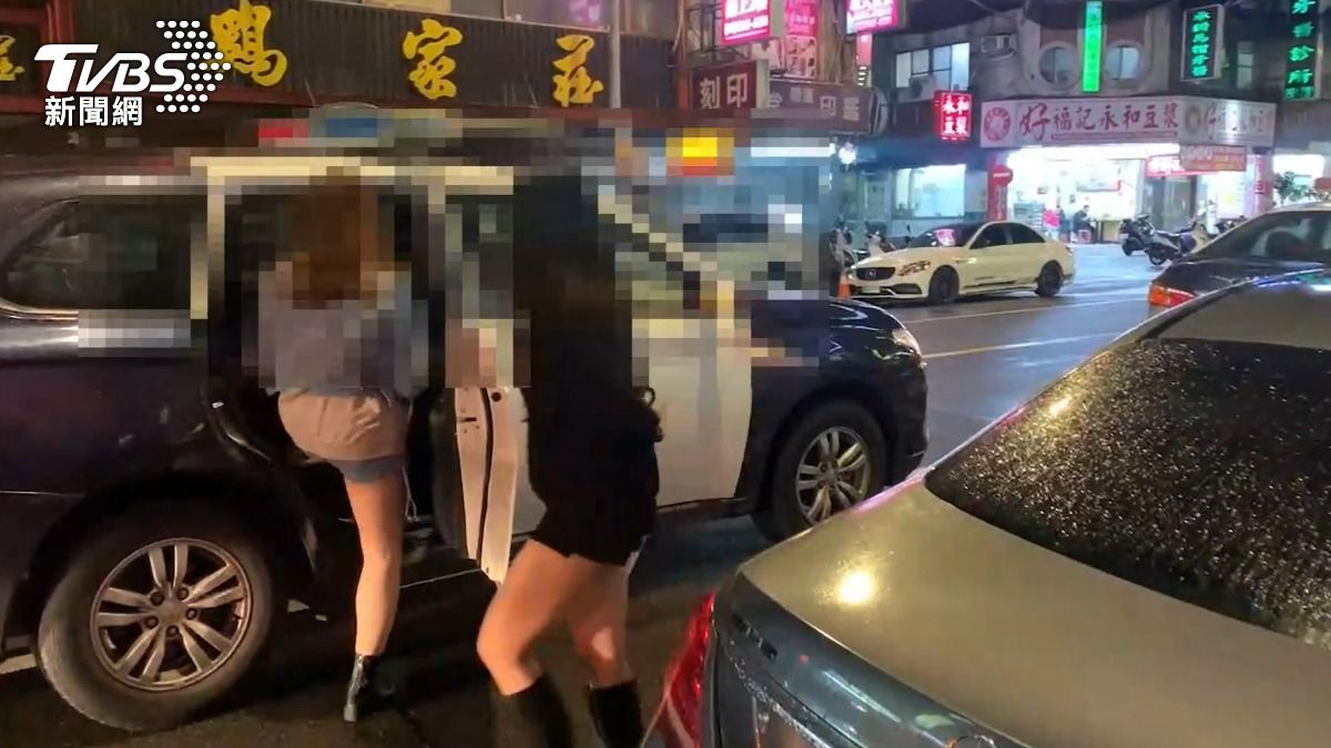9名身材火辣的按摩妹被帶回偵辦。（圖／TVBS）