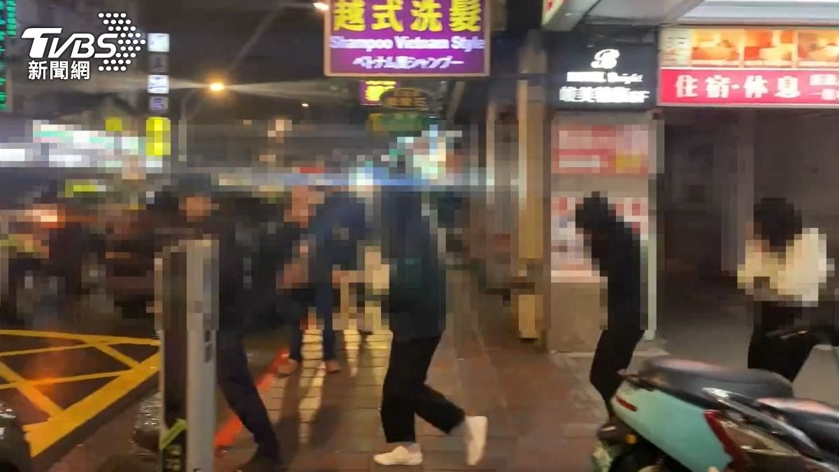 警方逮捕按摩妹、男客、工作人員共26人。（圖／TVBS）