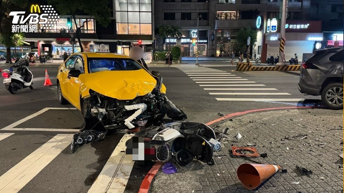 ２汽車碰撞後又波及待轉格內的機車，現場一片混亂。（圖／TVBS）