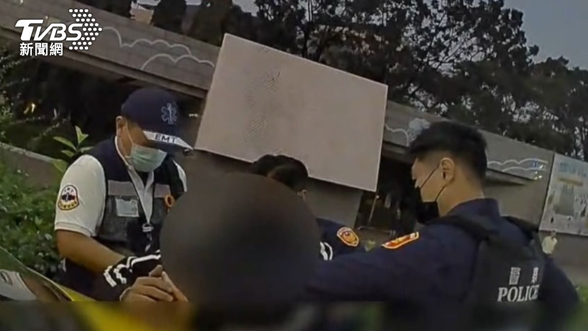 載客驚魂!高雄男詭異碎唸「拔刀揮舞」 運匠嚇壞棄車奔逃