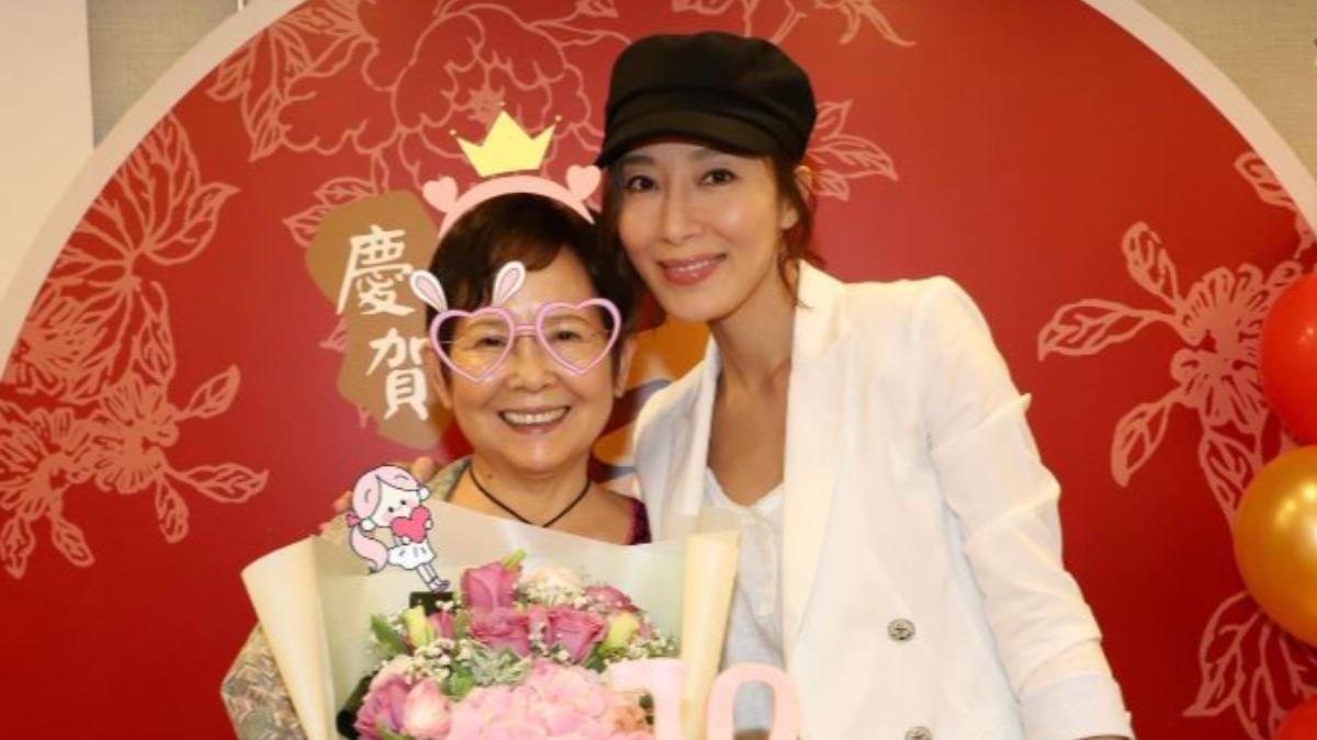 母親一手拉拔楊茜堯姊妹長大。(圖/翻攝自楊茜堯IG)