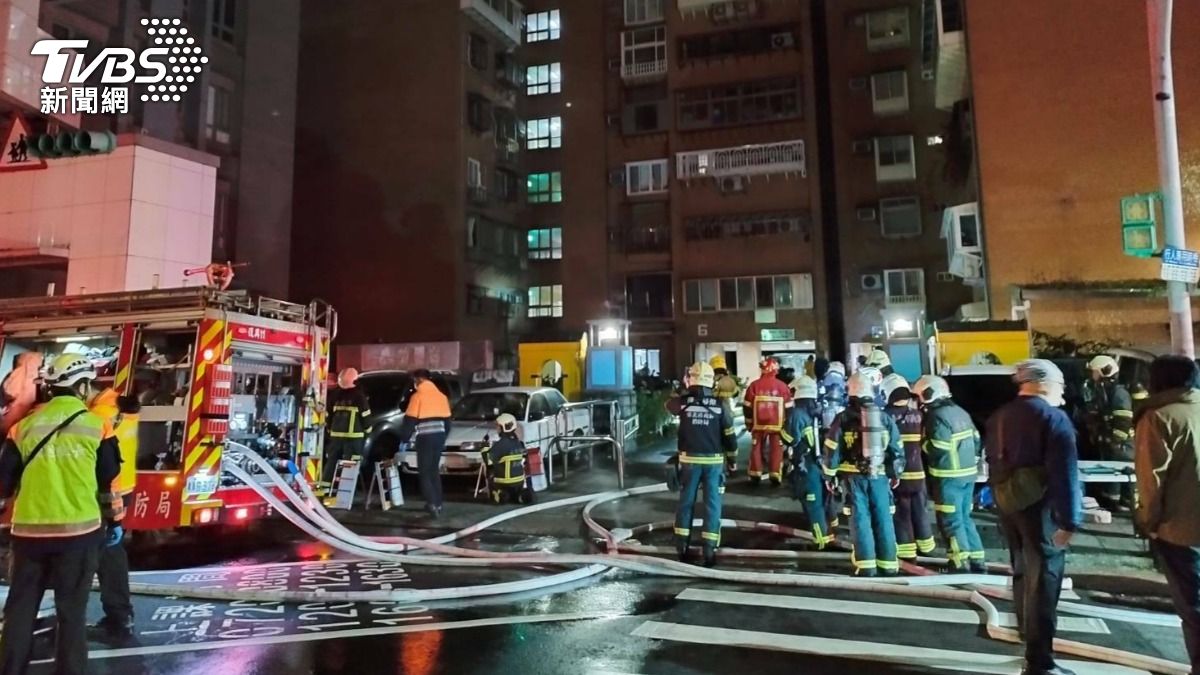 北市成功國宅清晨發生火警。（圖／TVBS）