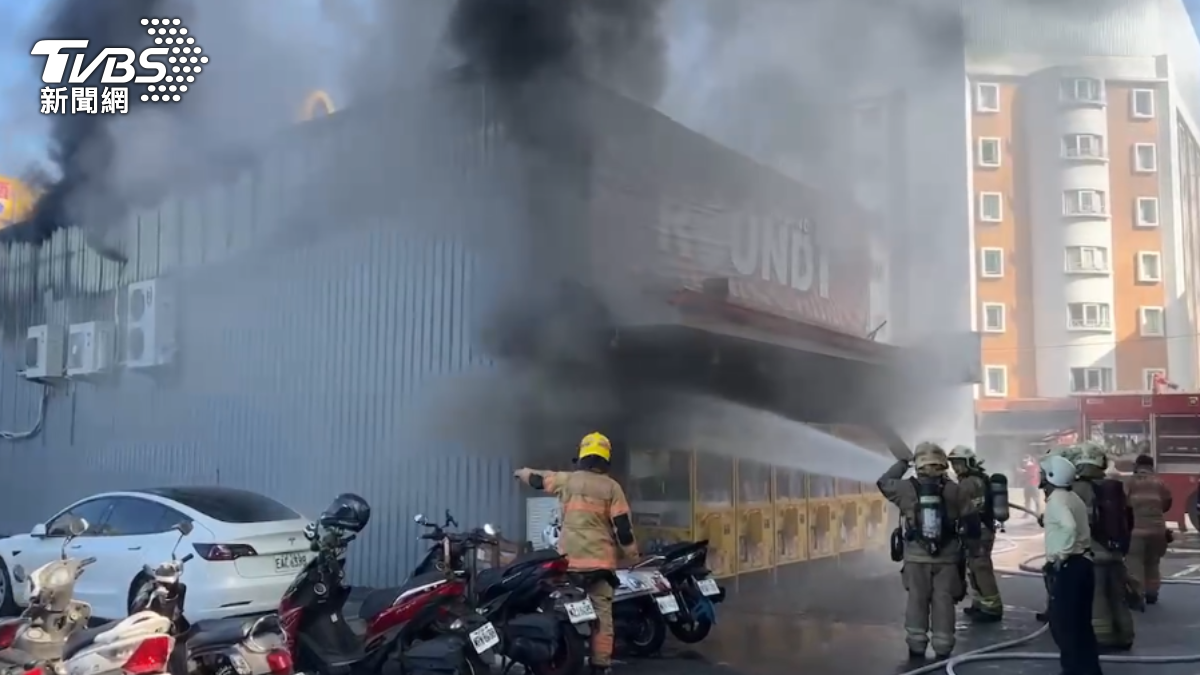 快訊／黑煙狂竄！台南永康娃娃機店火警　鐵皮屋全面燃燒