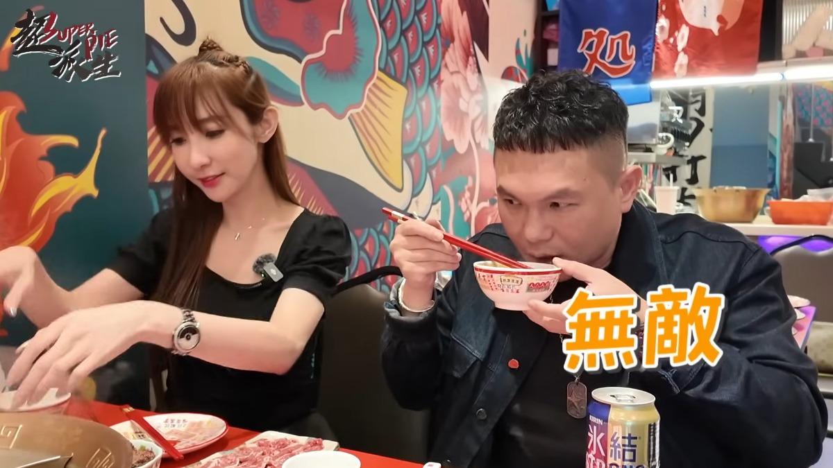 超哥在頻道介紹麻辣火鍋店，地址就在「超甲組」通化店原址。（圖／翻攝自超派人生YT）
