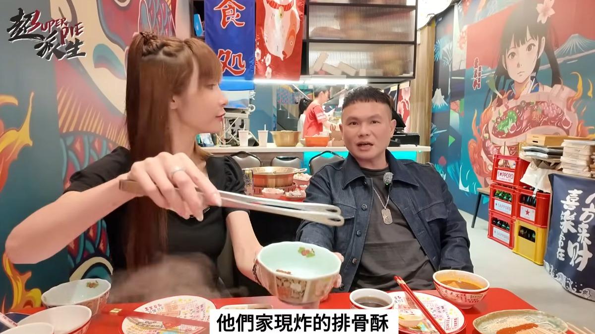 超哥講到彰化來的排骨酥時,提到「僅供應給我們」。(圖/翻攝自超派人生YT)