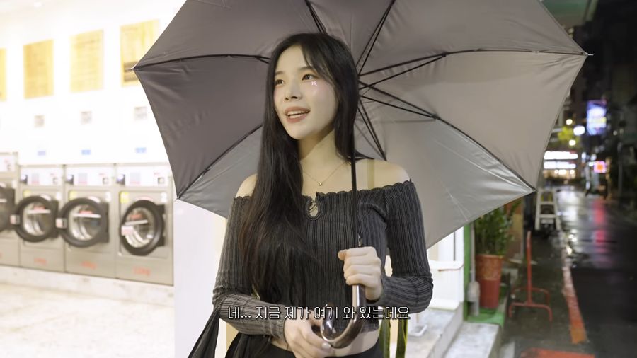 趙娟週體驗台灣的自助洗衣店洗衣。(圖/翻攝自youtube@조연주 趙娟週)
