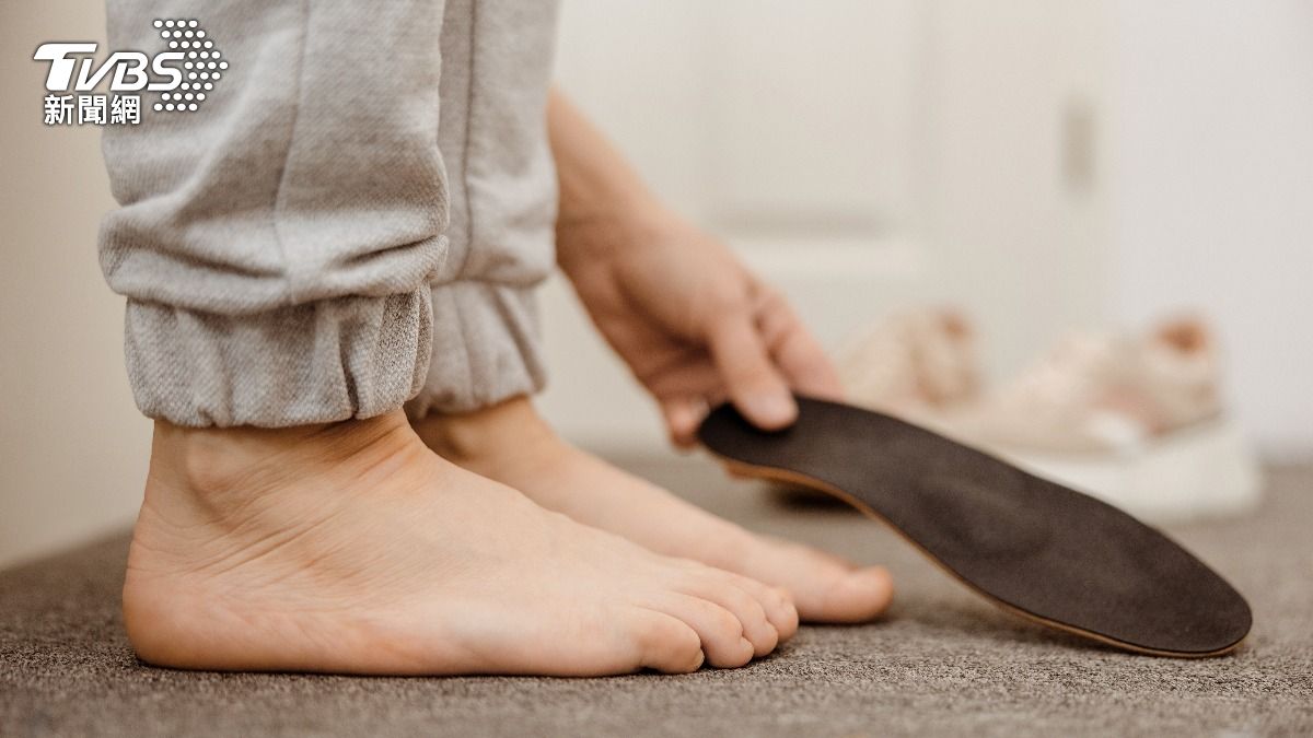 忽視腳痛、扭傷恐成「後天性扁平足」!醫曝4大危險因子 靠1物改善