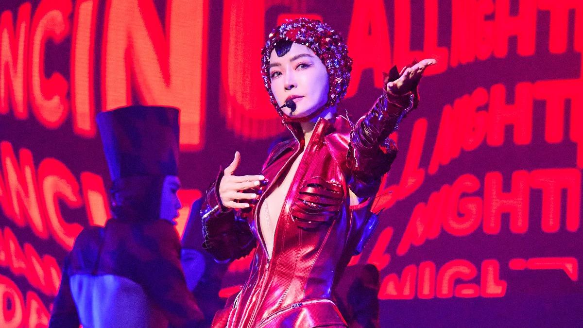 謝金燕爆20年沒親嘴!上演「女女吻」被拍 兩條帶子遮胸超辣
