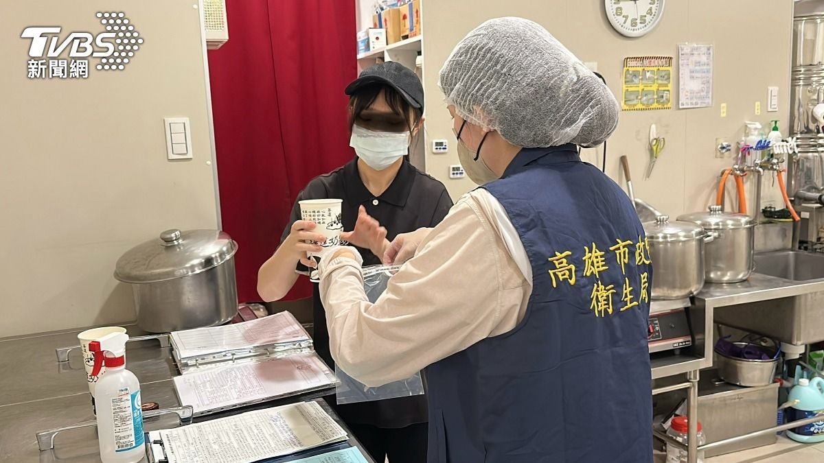 高雄市衛生局獲報前往稽查。(圖/TVBS)