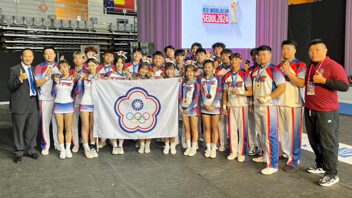 競技啦啦隊在11月24摘下世界盃團體組金牌。（圖／翻攝自台灣啦啦隊國家代表隊臉書）