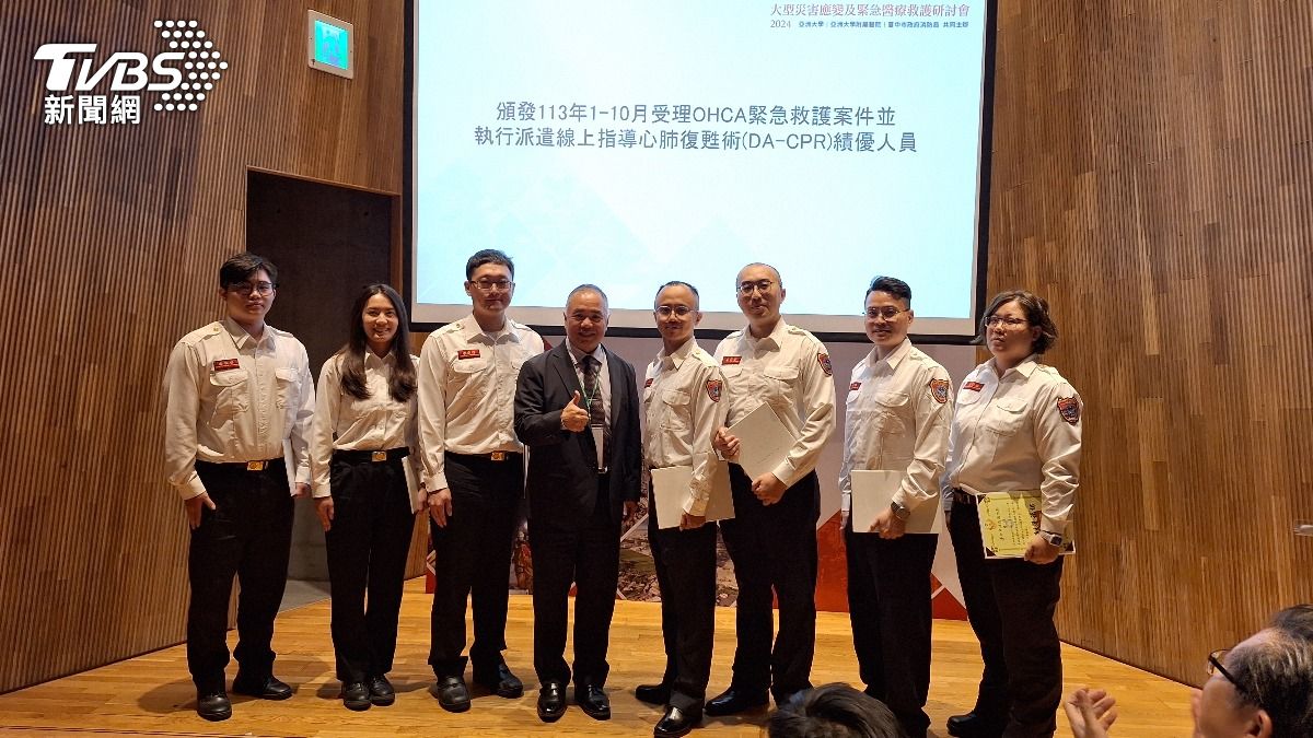 台中市消防局和亞洲大學及亞大附醫，也針對表現傑出的績優人員給予表揚。（圖／TVBS）