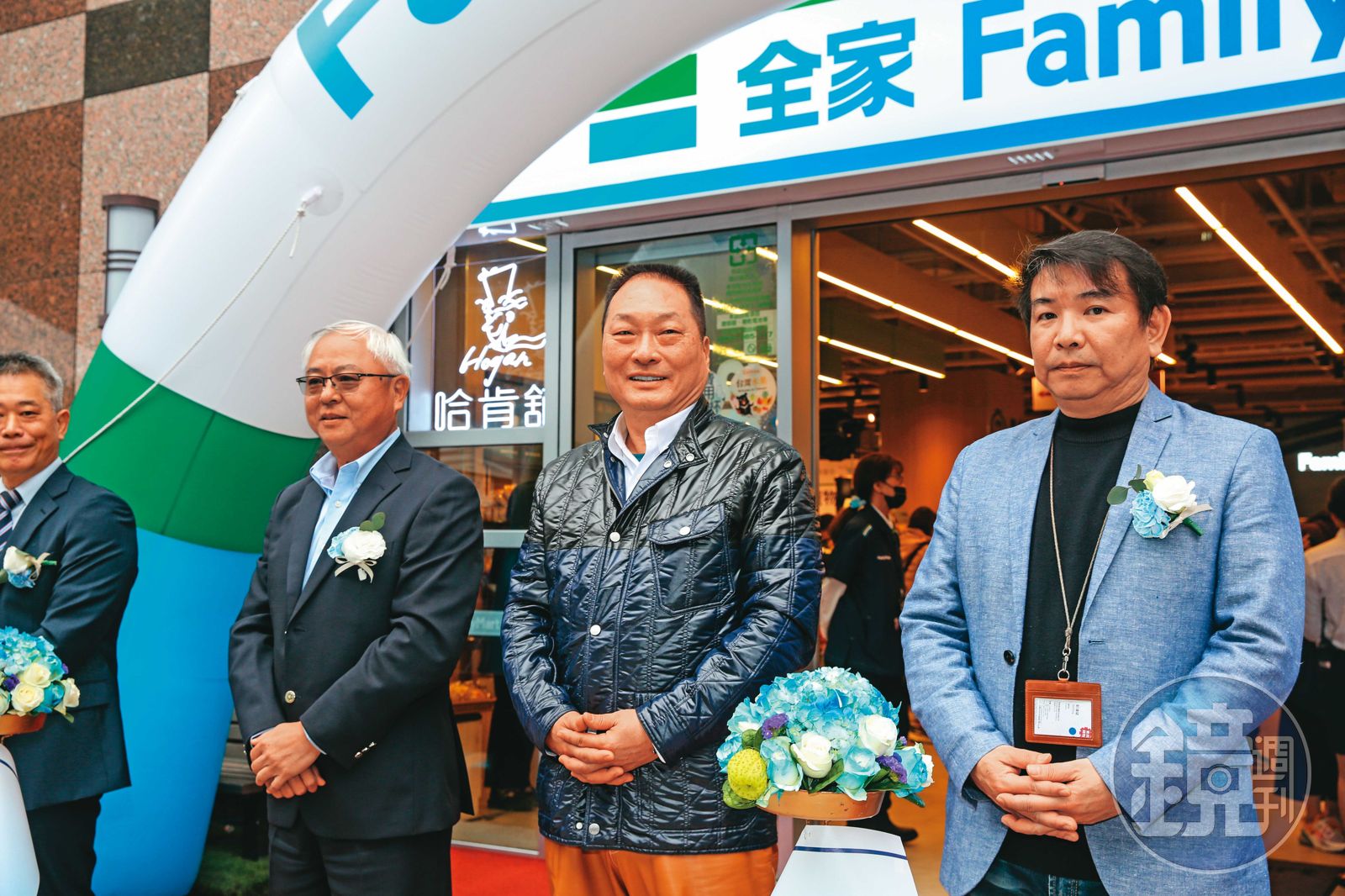 傳東森購物總經理彭鴻珷(右)求老長官裁員別砍到電視購物的筋骨,未料遭王令麟(中)批准請辭。(圖/鏡週刊)