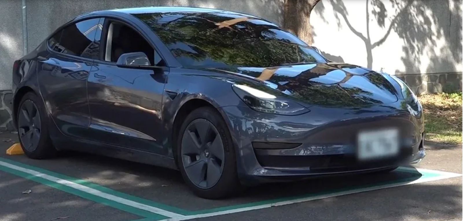 林姓車主表示，特斯拉稱車輛自撞是人為因素，不願賠償4萬元修理費用。（圖／翻攝東森新聞）