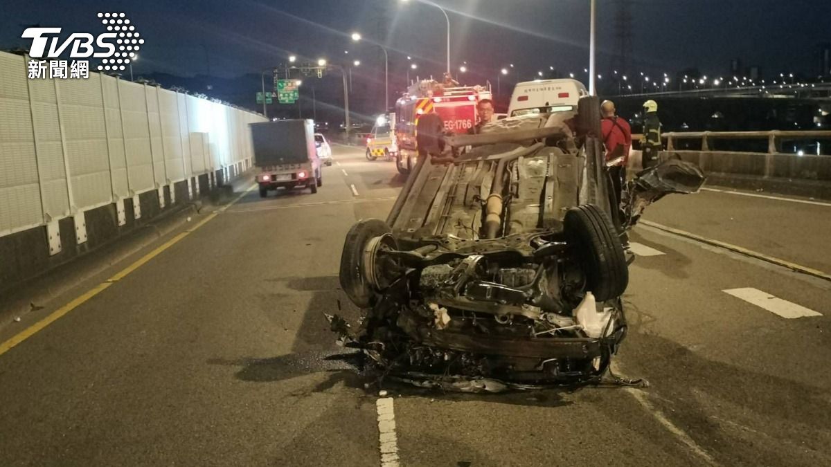 萬華環快翻車!轎車不明原因自撞 駕駛多處骨折搶救中