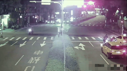 驚悚片/板橋駕駛恍神逆向!撞女騎士害骨裂 他棄車跳開逃劫
