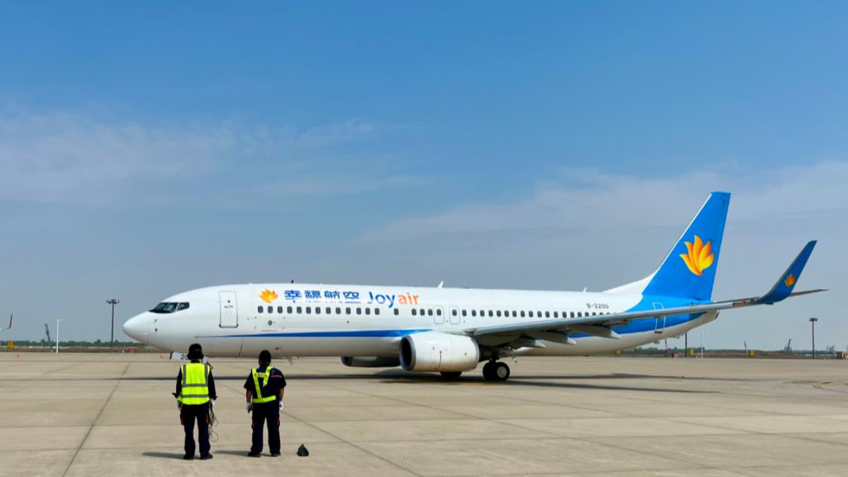 中國本土航空公司遭爆欠薪 機師、空服員擺地攤、跑外送維生