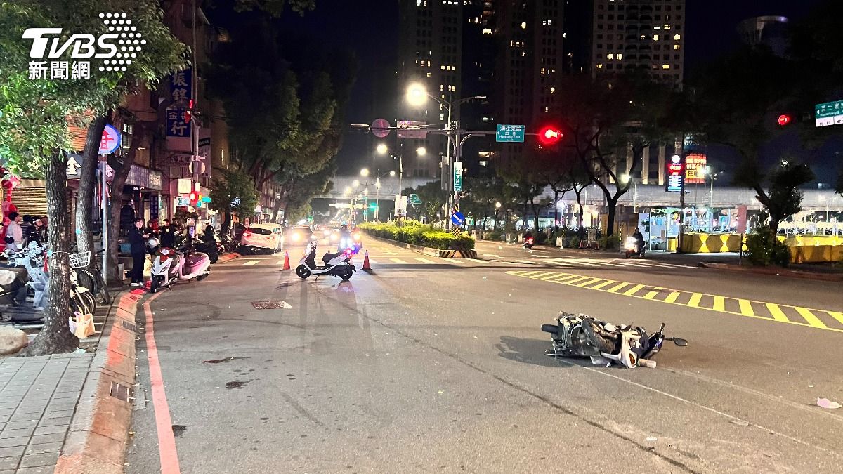 小轎車逆向撞上機車,最後撞擊路邊車輛才停下。(圖/TVBS)