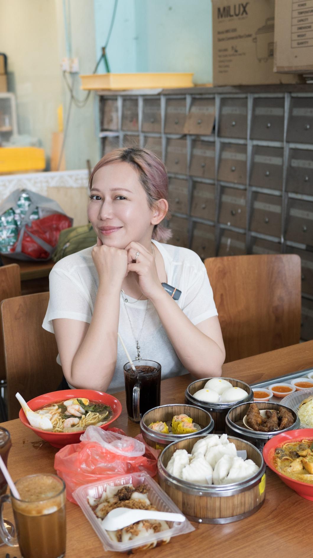 瑪菲司品嘗馬來西亞美食。(圖/菲娛樂文創提供)