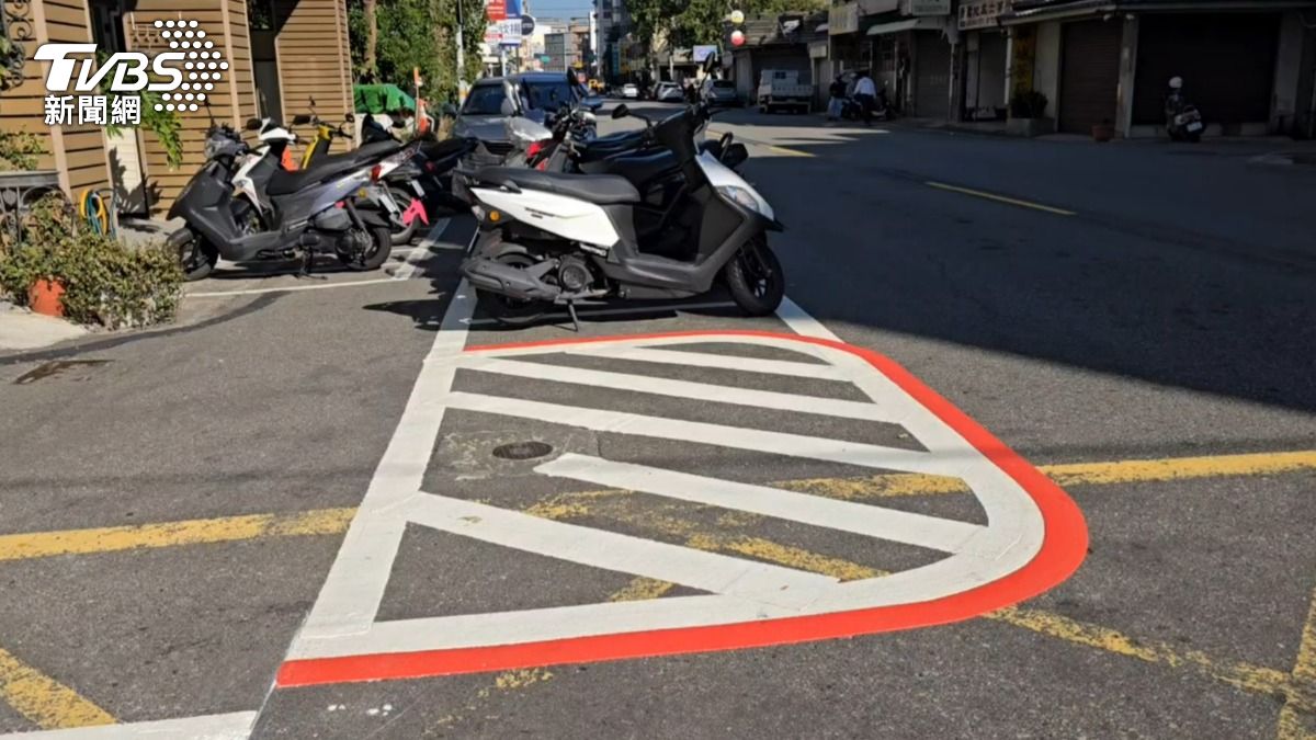新竹路口亂畫槽化線?民眾氣炸「是要怎麼轉彎」 交通處這樣說