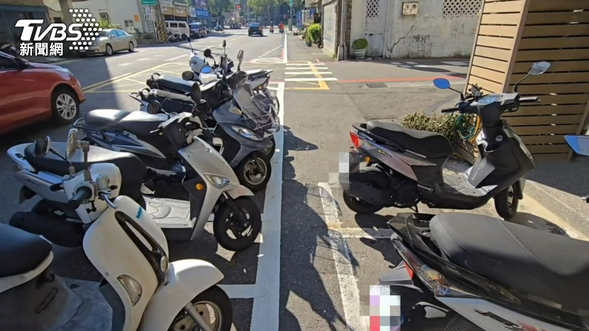 內外側都有停車格，交通處今日已安排廠商先行塗除改善。（圖／TVBS）