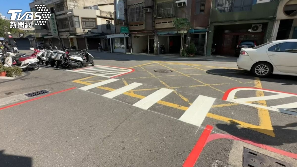 光華街增設白色槽化線。（圖／TVBS）
