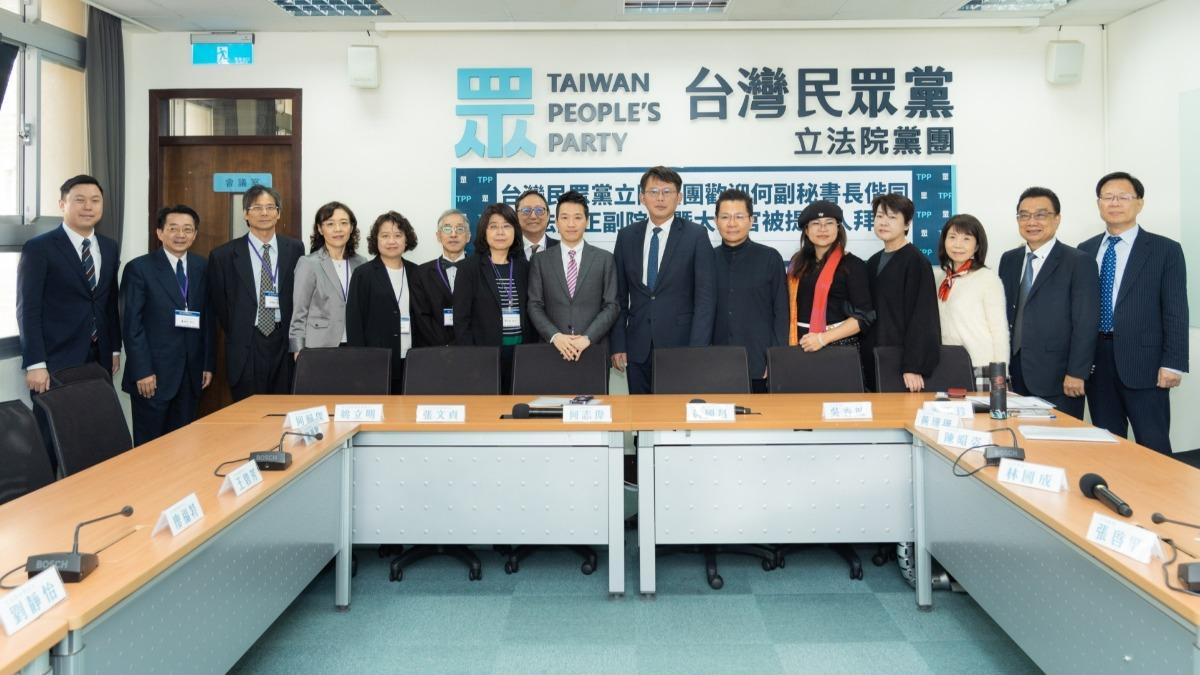 大法官被提名人拜會民眾黨遭「催交問卷」 何志偉:On the way
