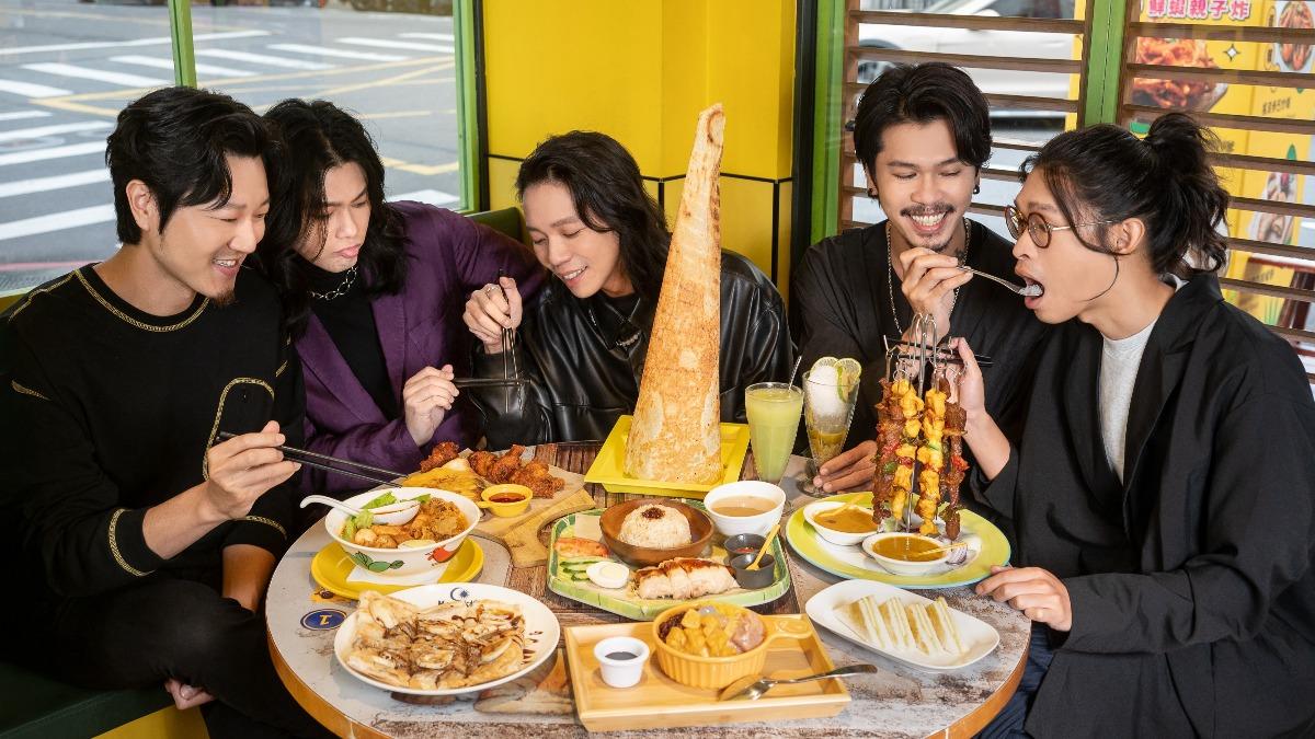 麋先生大吃新馬料理。(圖/相信音樂提供)