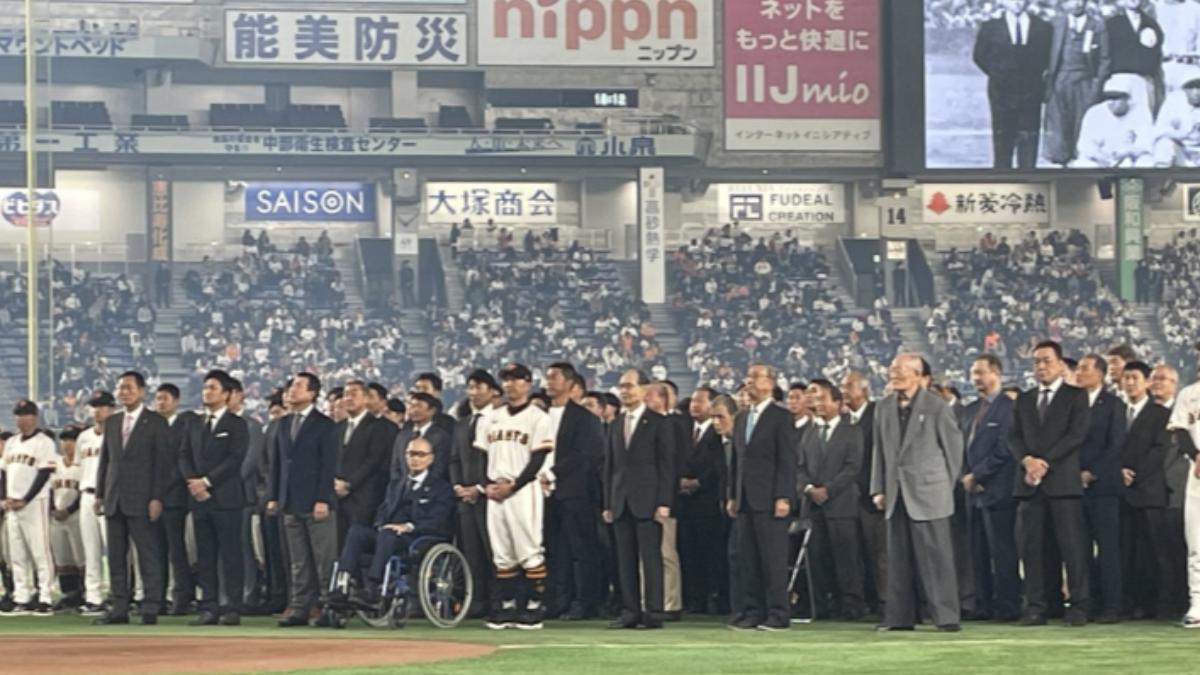 讀賣巨人歷代傳奇球星和退休球員,共123人一字排開。(圖/翻攝自堀内恒夫ameblo)