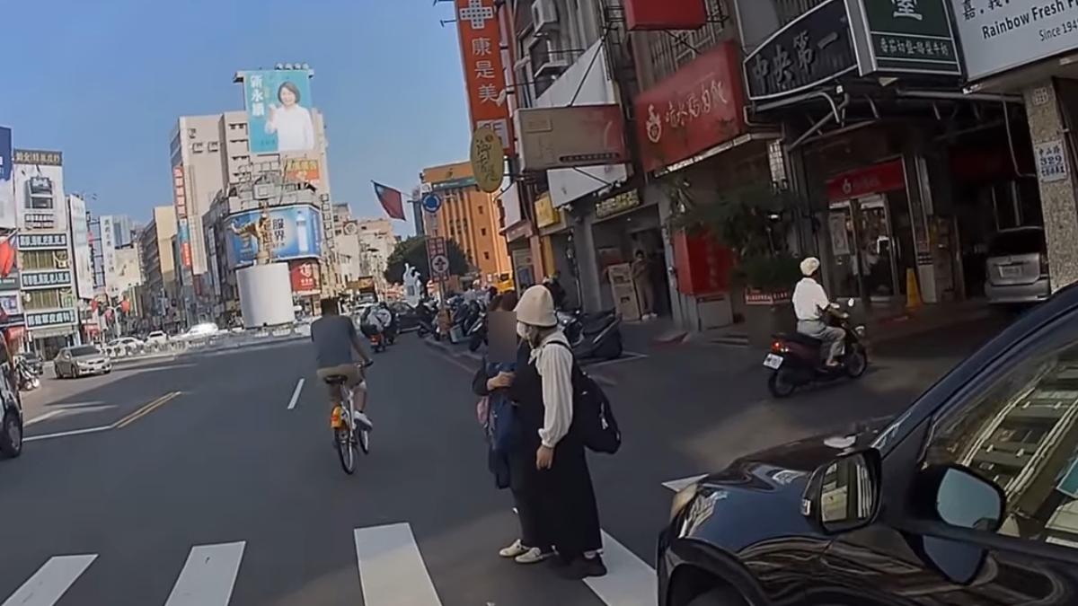 2女斑馬線聊天!騎士停讓40秒爆氣怒嗆:幫警察衝業績?