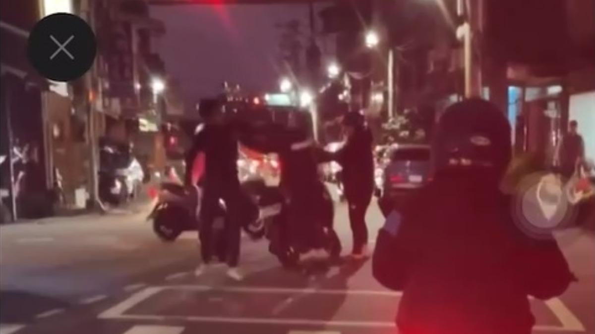 改排氣管太吵爆衝突!新北2騎士待轉區大打出手 下場全挨罰