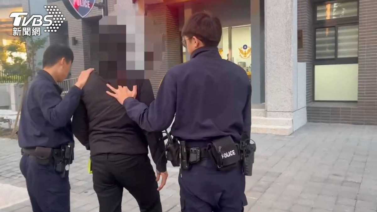 謝姓騎士被警方帶回偵辦。（圖／TVBS）