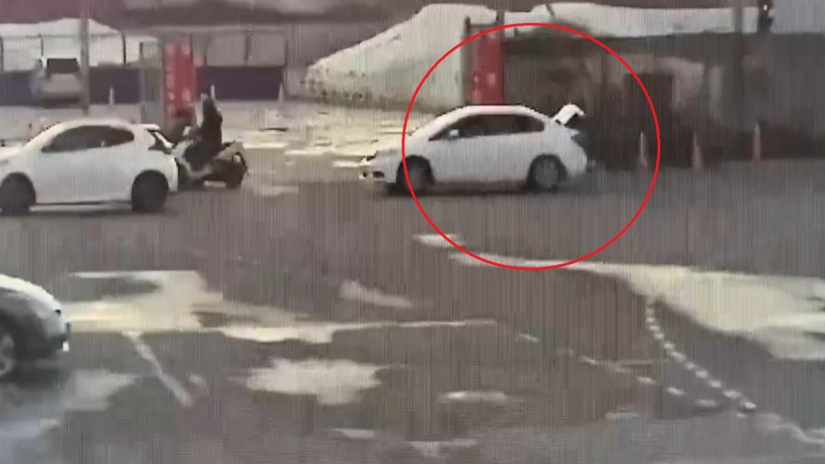 攝影師坐後車廂外露4條腿拍照。(圖/TVBS)