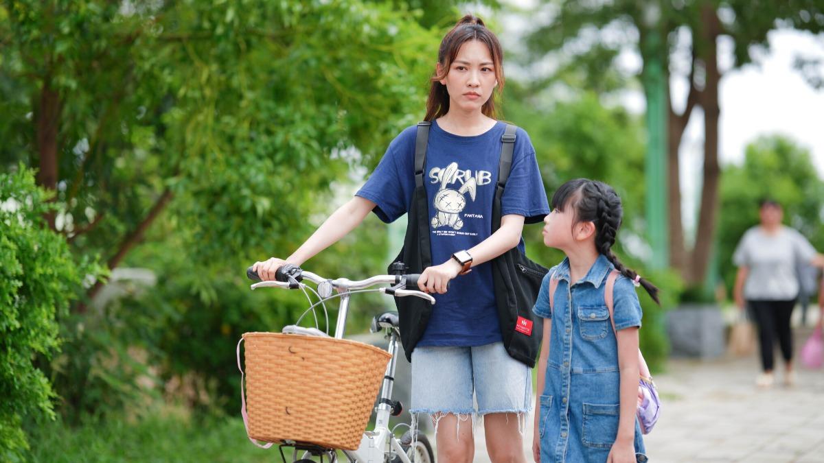 《阿榮與阿玉》林玟誼(左)的女兒生父成謎。(圖/華視提供)