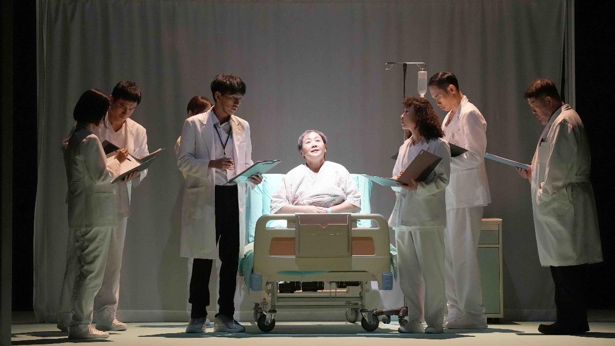 《當妳轉身之後》2小時演出生老病死。(圖/綠光劇團提供)