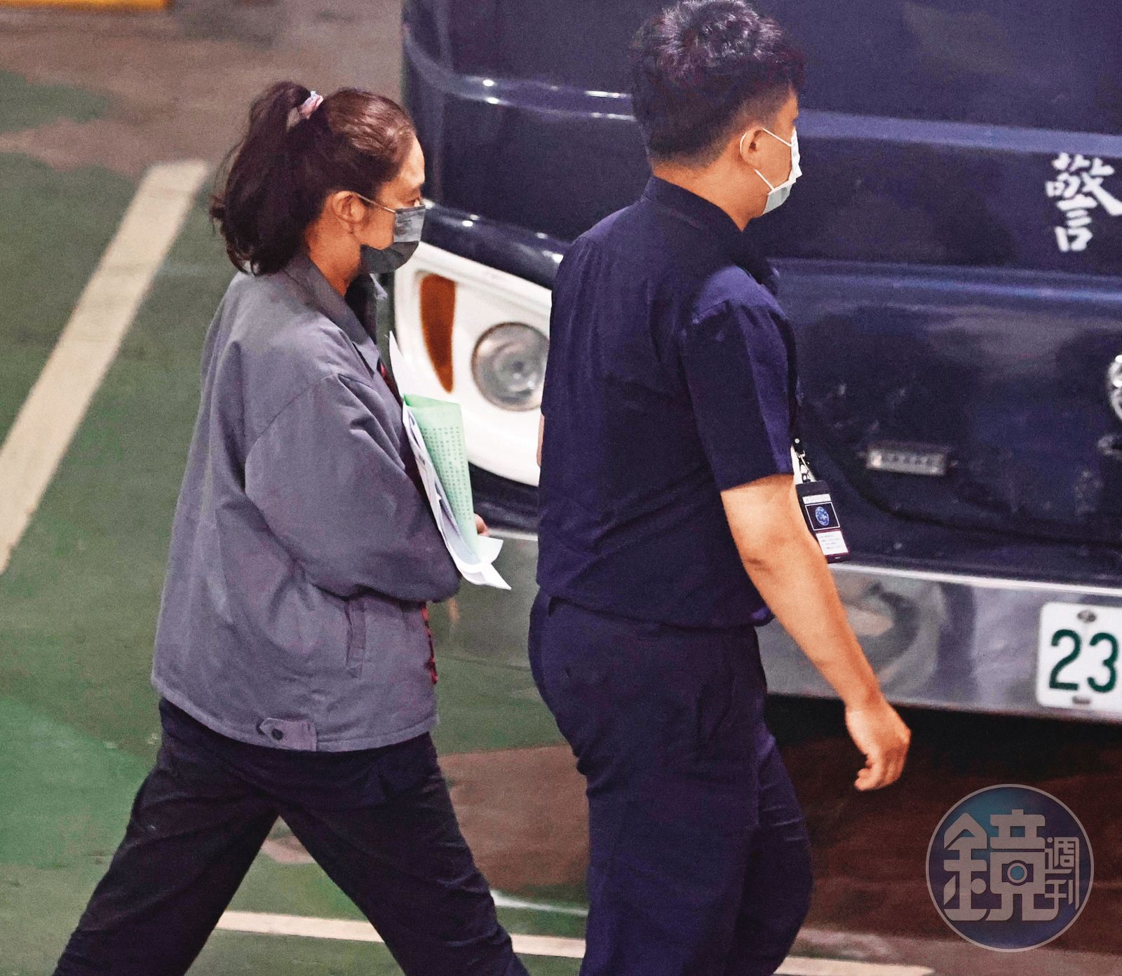應曉薇被收押在北所練道家修仙術,她自稱已過世的氣功大師二度穿著紅色道袍且面帶微笑到監獄看她。(圖/鏡週刊)