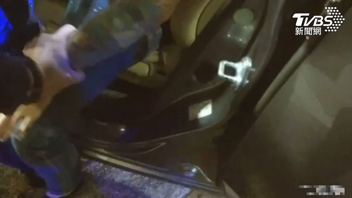 小轎車駕駛毒駕自撞,警方破窗將人拖下車壓制逮捕。(圖/TVBS)